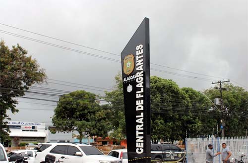 Casal é preso por tráfico de drogas no Benedito Bentes