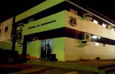 Homem é preso bebendo na porta de casa após disparar contra guarnição e fugir duas vezes