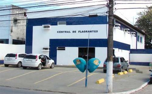 Homem não aceita fim de relacionamento e ameaça a ex com uma faca