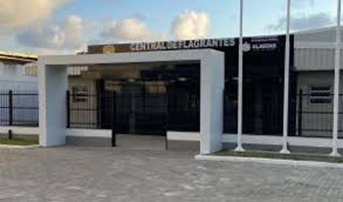 Homem é preso após agredir filha e irmã durante confraternização de família, em Maceió