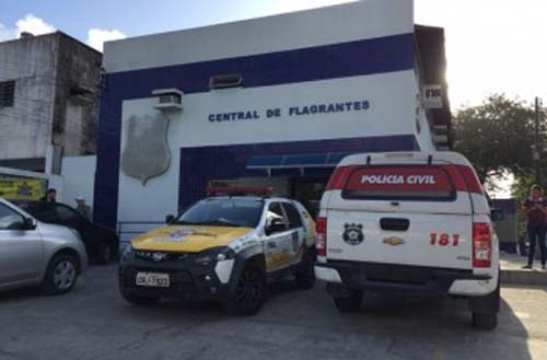 Jovem é conduzido à delegacia após ser flagrado com pistola em Pilar