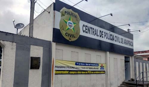 Suspeito apresenta documentação falsa e é preso com maconha e cocaína no quintal de casa