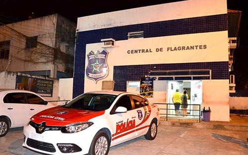 Suspeito de liderar grupo criminoso é preso com drogas e arma em Maceió