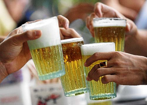 Álcool demais entre idosos está trazendo desafios para a saúde pública