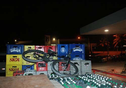 Quatro menores e três adultos são presos após roubarem caminhão de cerveja