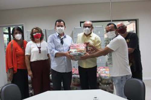Sesc/AL doa 100 cestas básica a sindicato de músicos profissionais e Instituto Arnon de Mello