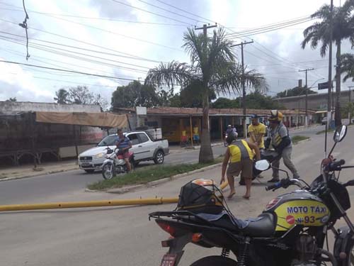Semáforo desaba e quase atinge veículos e pedestres em São Miguel dos Campos