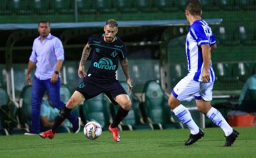 CSA segura empate com o líder Chapecoense e cola no G4