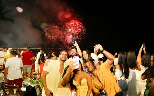 Com a queima de fogos, milhares de pessoas brindam chegada de 2024