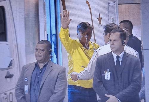 Bolsonaro desembarca em Brasília e segue para hospital para continuidade de tratamento