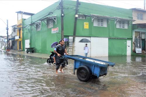 Sesau alerta para sinais da leptospirose após inundações em Maceió