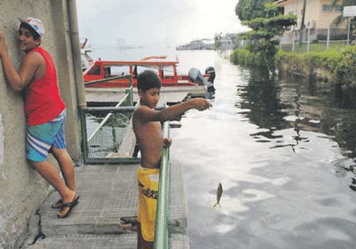Enchente preocupa moradores, mas faz a alegria das crianças em Manaus