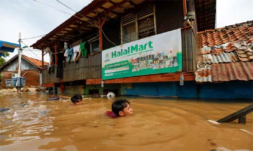 Mais de 900 vítimas fatais após enchentes devastarem Sumatra