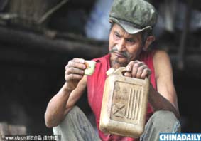 Chinês bebe gasolina há 42 anos para curar a tosse