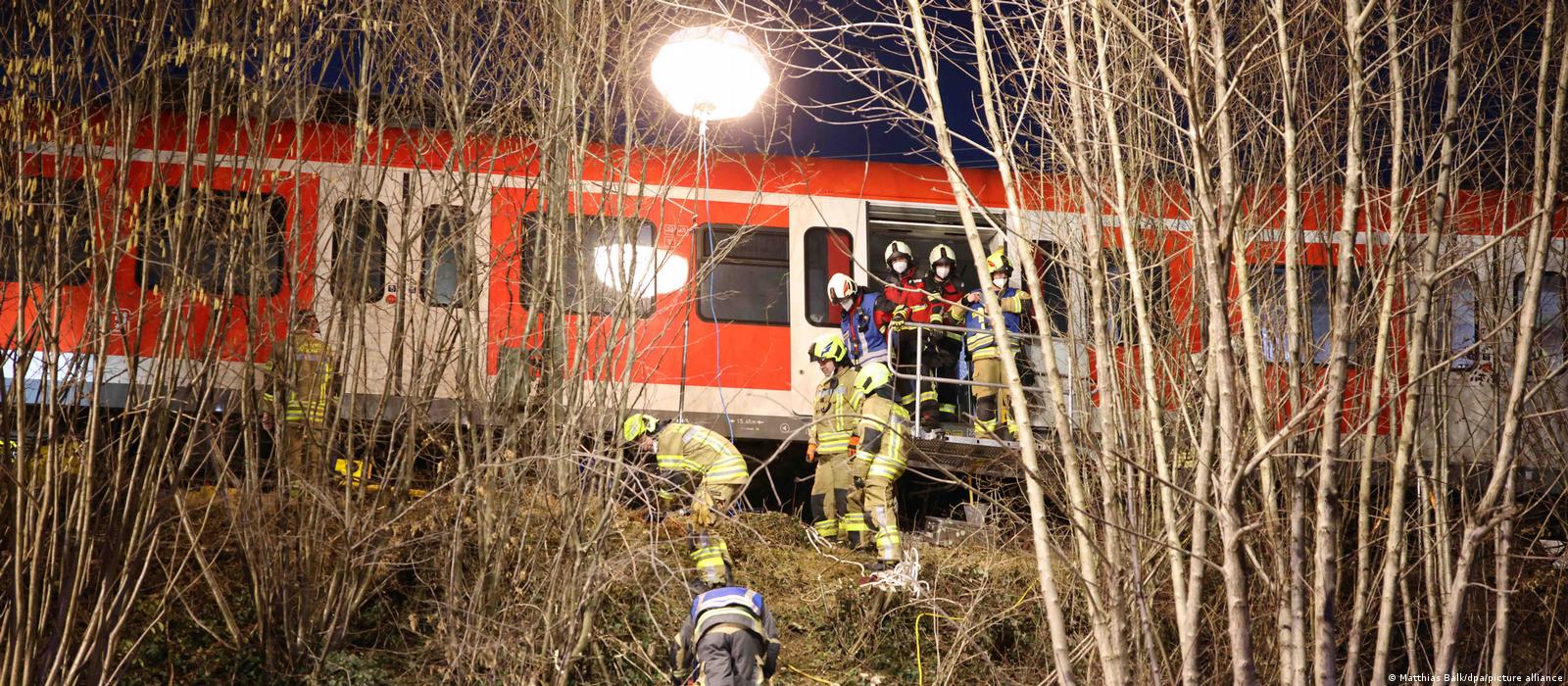 Colisão frontal de trens deixa feridos na Baviera