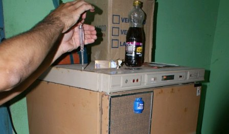 Homem morre eletrocutado após tocar em geladeira