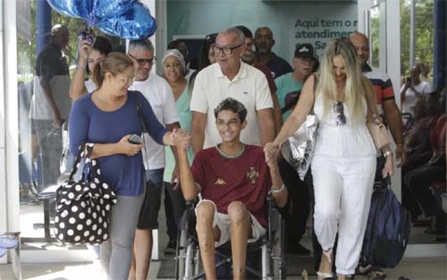 Sobrevivente de acidente que matou sete pessoas da mesma família recebe alta