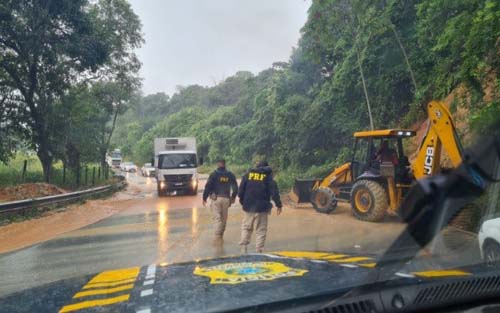 Com deslizamentos, queda de árvores e alagamentos, PRF pede atenção de motoristas nas BRs