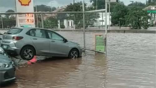 Fortes chuvas causam caos no ABC paulista e litoral; sirenes são acionadas no Guarujá