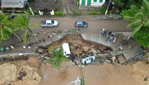 Sobe para 54 número de mortos por chuvas no litoral norte de SP