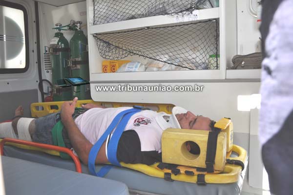 Moto colide na traseira de carro de vereador por Branquinha e motociclista sofre escoriações