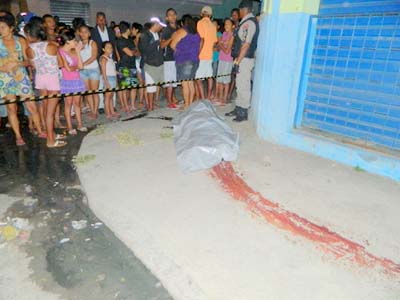 Homem mata servente e deixa faca cravada no pescoço da vítima