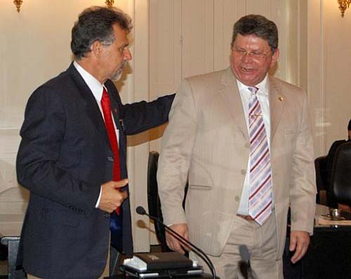 Ferro denuncia falta de segurança e deputados criticam Educação