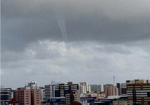 Ventania causa destruição na orla 