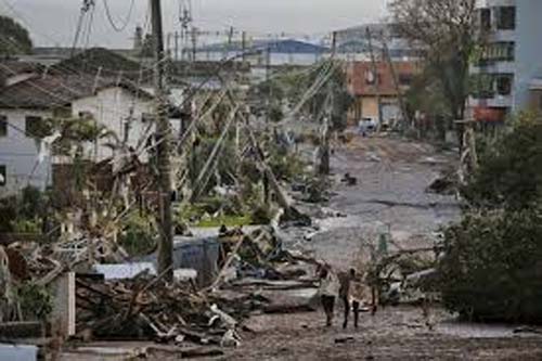 Ciclone no RS destelha mais de 430 casas e 10 escolas e derruba 58 árvores