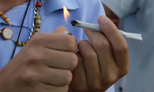 Flagrado em atitude suspeita, homem é preso portando mais de 50 saquinhos de maconha