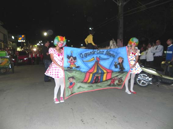 Escola Olimpia promove desfile em União mostrando personagens do circo