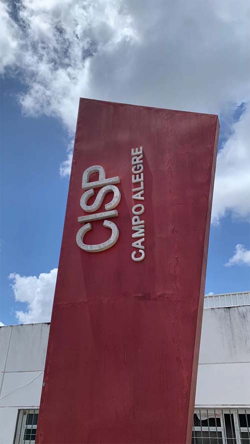 Homem é morto com mais de 40 facadas; faca foi encontrada cravada no peito