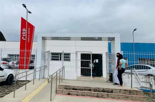 Polícia apreende arma e dinheiro em carro após denúncia de compra de voto, em AL