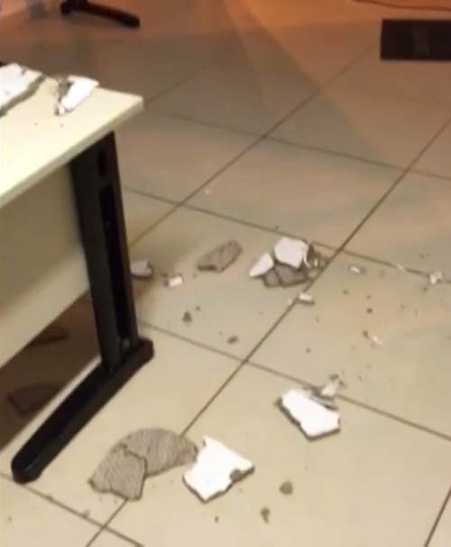 Parte do forro desaba e CISP de São José da Tapera, AL, é alagado por água da chuva