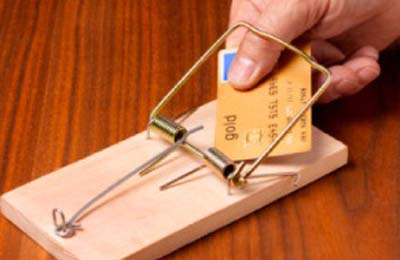 Mulher é presa ao tentar sacar dinheiro em shopping com cartões clonados