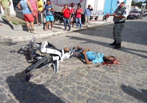 Motoqueiro morre ao se chocar com ônibus intermunicipal de Penedo 