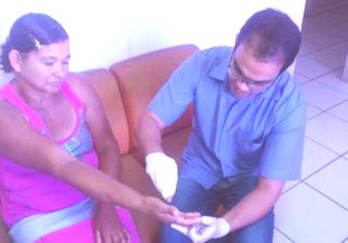 Peritos examinam família de garoto morto por tiro acidental disparado pela mãe