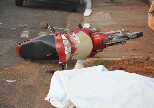 Menor morre após perder o controle da moto e colidir em muro