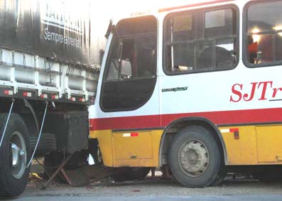 Colisão entre ônibus de trabalhadores rurais e carreta deixa motorista preso às ferragens