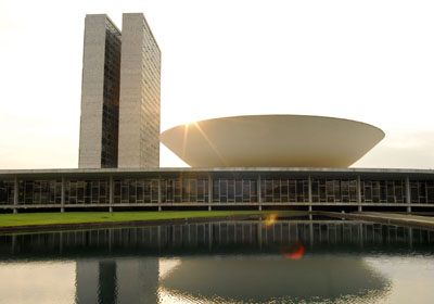 Câmara eleva salários e aprova a criação de 10 mil cargos públicos