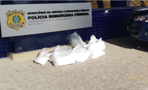 PRF prende passageiro de ônibus com 115kg de cocaína em Rio Largo