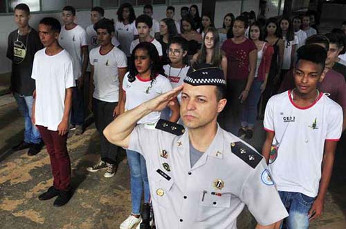 Especialistas e alunos divergem sobre efetividade de colégios militarizados