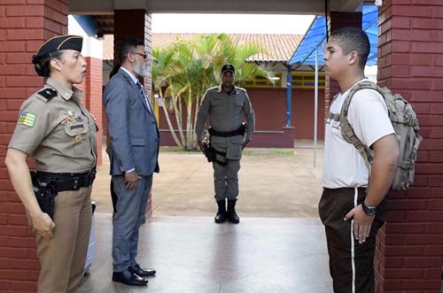 Plano do MEC de transferir escolas públicas para Polícia Militar divide opiniões