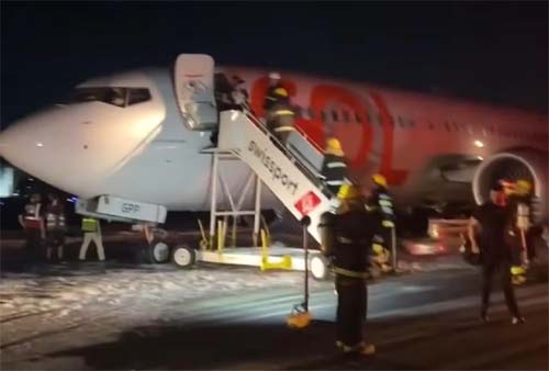 Avião e carro de manutenção colidem no aeroporto do Galeão, no Rio