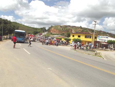 Colisão frontal no km. 46 da BR-104 no acesso a Branquinha deixa duas pessoas feridas