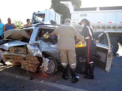 Colisão na BR 104 deixa duas pessoas feridas