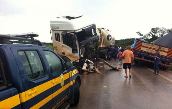 Colisão de carretas mata dois na BR-101