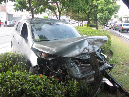 Motorista perde o controle do carro e colide em árvore na Fernandes Lima em Maceió