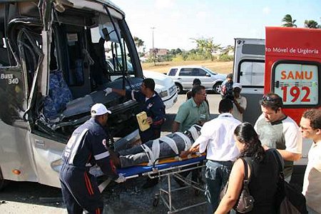 Acidente na BR-101 deixa quatro gravemente feridos