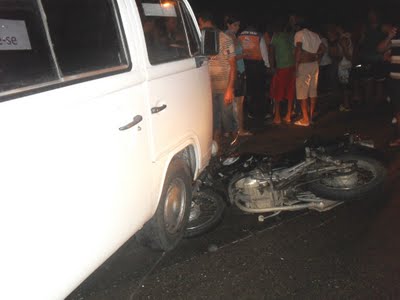 Kombi dirigida pelo pai colide com moto dirigida por filho que morre no local